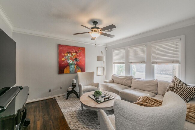 Building Photo - Charming Bungalow - Arlington Heights