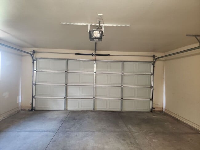 Building Photo - Pet Friendly Southern View Townhome