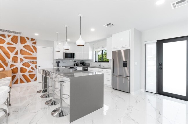 Building Photo - 21230 NE 25th Ct