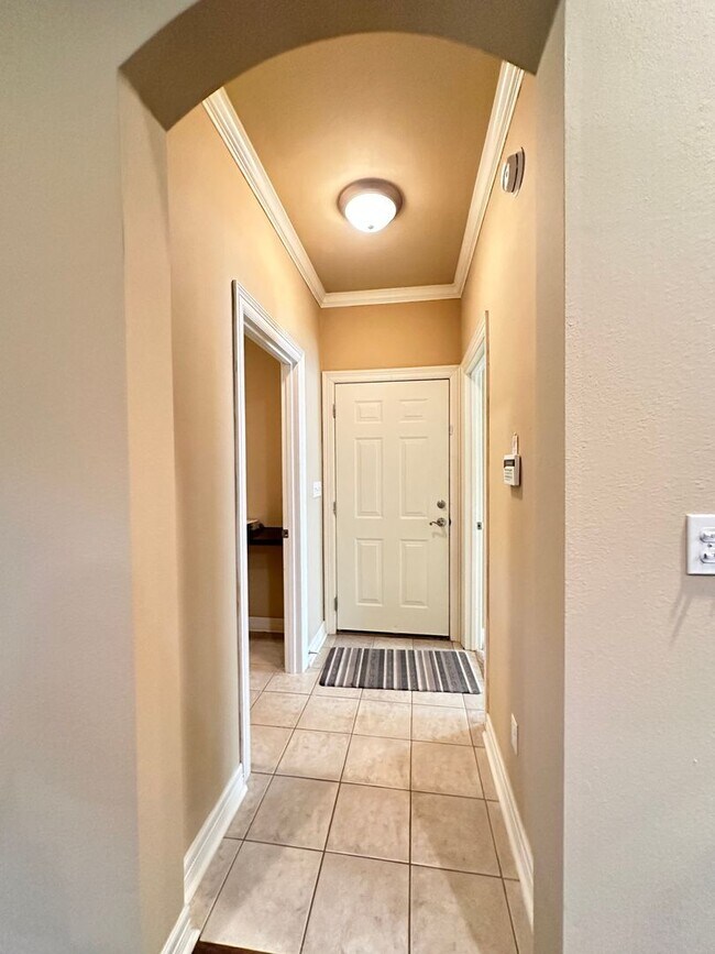 Building Photo - Heart of Benton on just under an acre of lot!