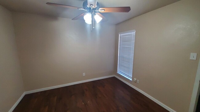 Building Photo - Move in ready Duplex!  Garland ISD