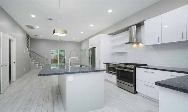Building Photo - 309 E 43rd St