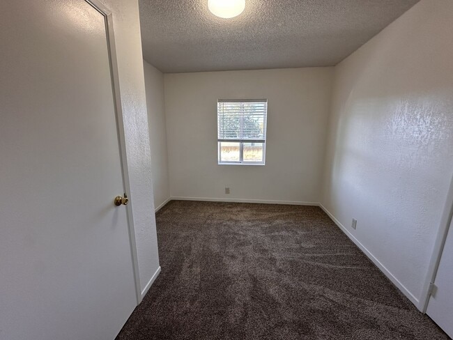 Building Photo - 2 bed, 1 bath Upstairs Apartment
