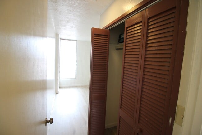 Building Photo - 2 bed, 1 bath, 1 parking Unit available in...