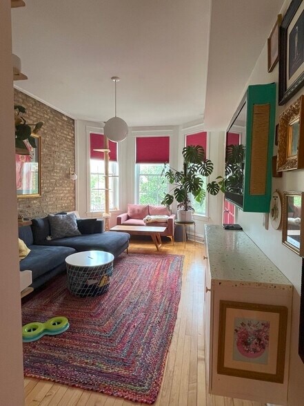 Primary Photo - 1247 N Greenview Ave