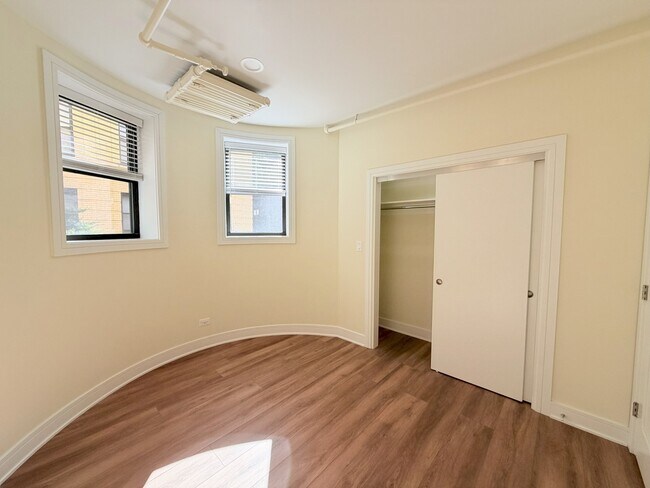Building Photo - 3927 N Pine Grove Ave