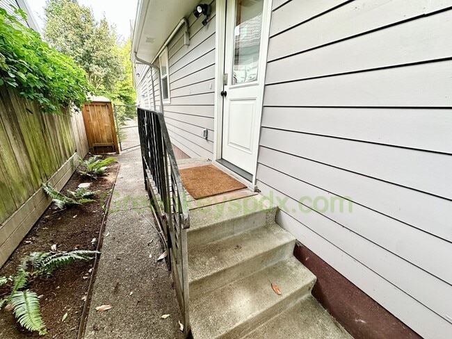 Building Photo - Cute Fully Furnished 1-Bedroom Unit in a T...