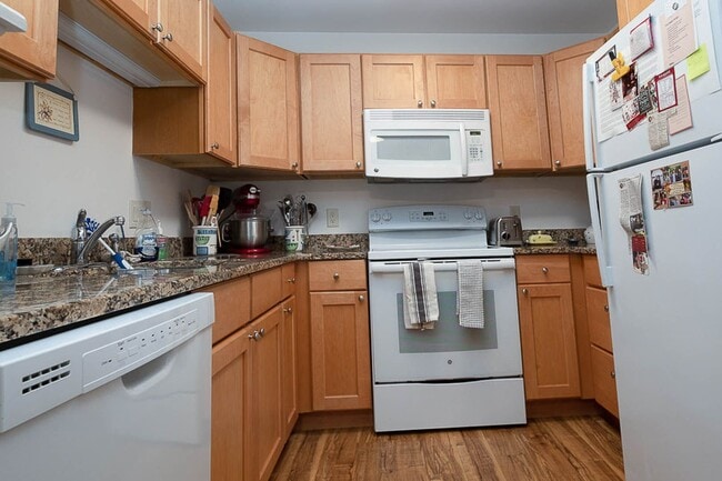 Building Photo - 2 bed, 2 bath independent senior living (55+ years of age) heat, hot water, & electricity include...