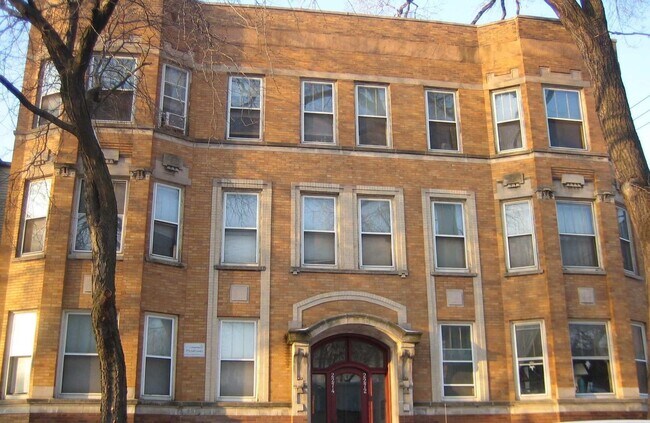 Primary Photo - 2272 W Leland Ave