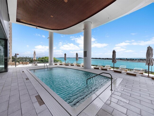 Building Photo - 175 SE 25th Rd