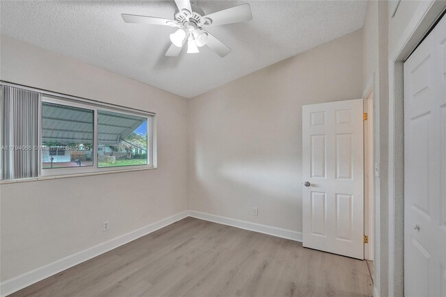 Building Photo - 4928 SW 24th Ave