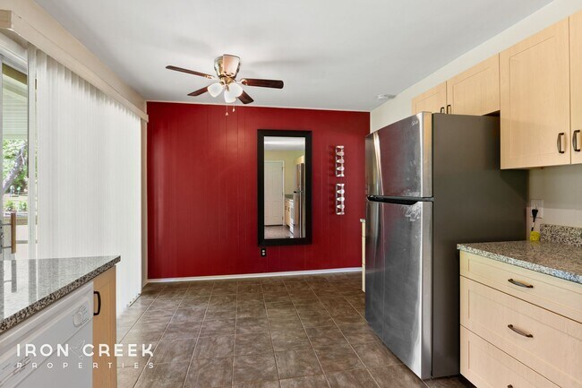 Building Photo - Beautiful Two-Bedroom with Fenced Yard in ...