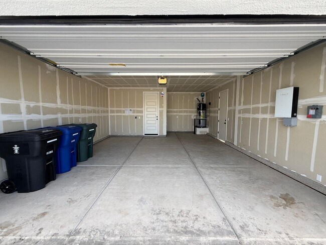 Building Photo - Stunning New-Construction two-story home 5bed 3bath