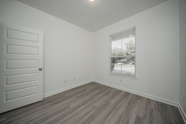 Building Photo - 1606 W 5th St