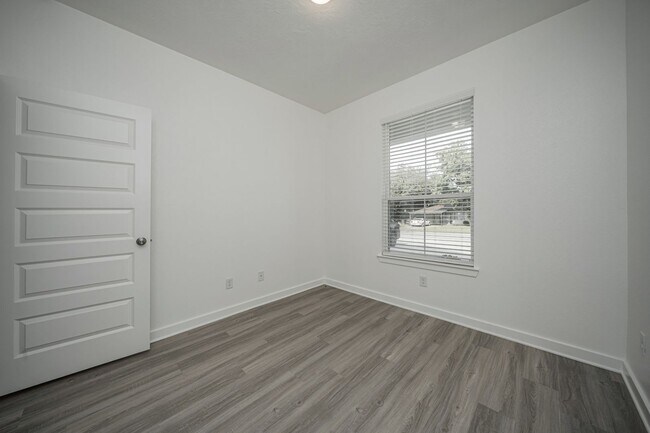 Building Photo - 1608 W 5th St