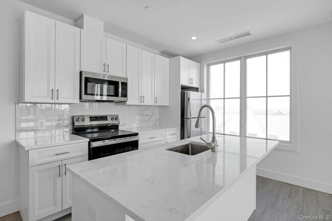 Building Photo - 291 Main St