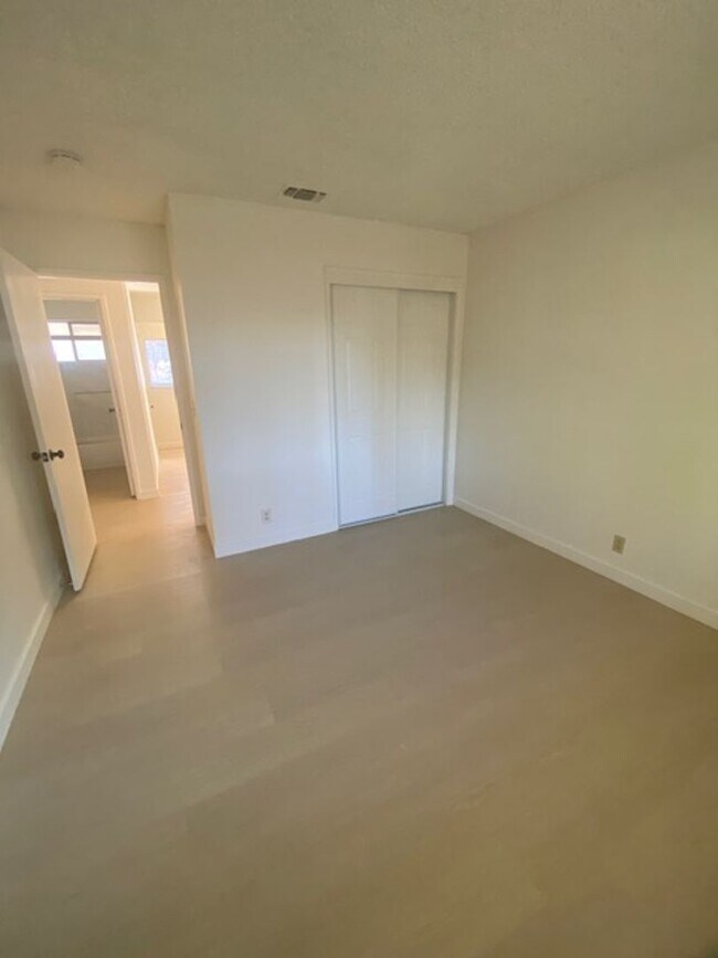 Building Photo - 1118 Woodridge Dr