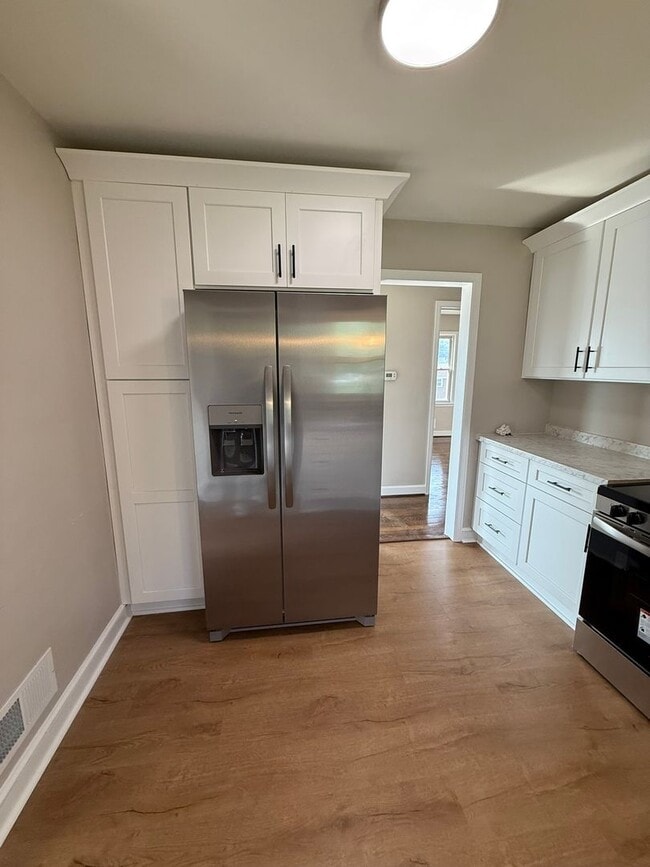 Building Photo - Newly updated 3 bedroom 1 bath with hardwo...