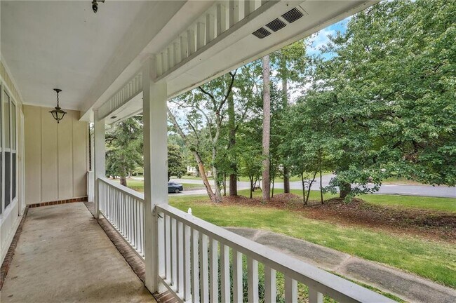 Building Photo - 2041 Collinswood Dr