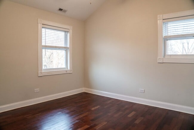 Building Photo - Gorgeous 5 Bedroom / 4 Full Bath Home along Chicago River