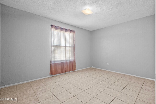 Building Photo - 5712 Longview Dr