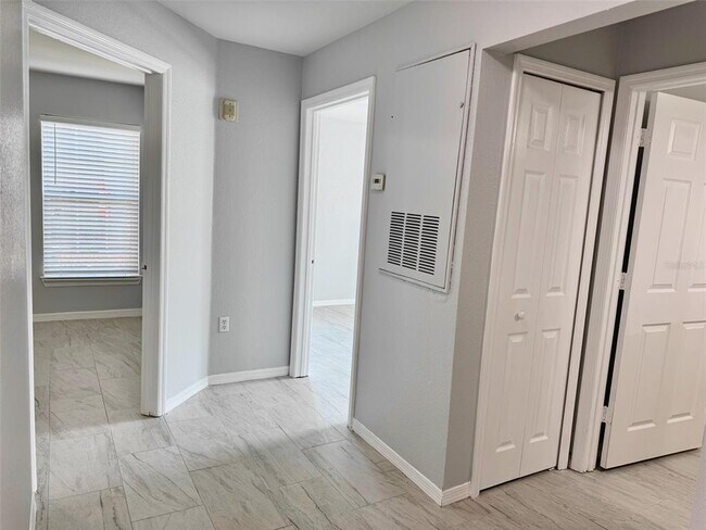 Building Photo - 5475 Vineland Rd