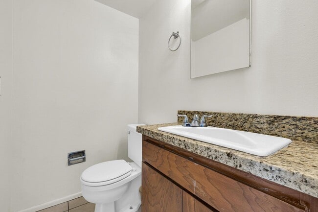 Building Photo - 6 Bedroom! 4 1/2 BATHS!  ASU! Diving Pool! Less than 1 mile to campus