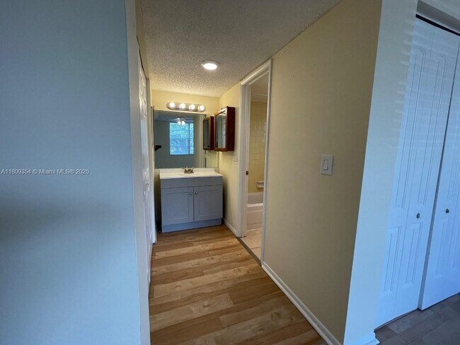 Building Photo - 9431 Live Oak Pl
