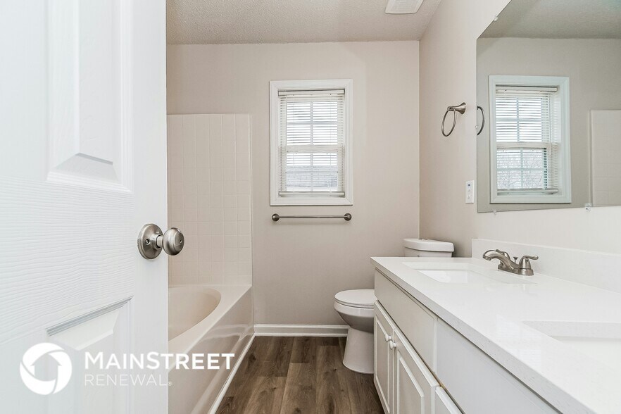 Building Photo - 5112 Parkerwood Dr