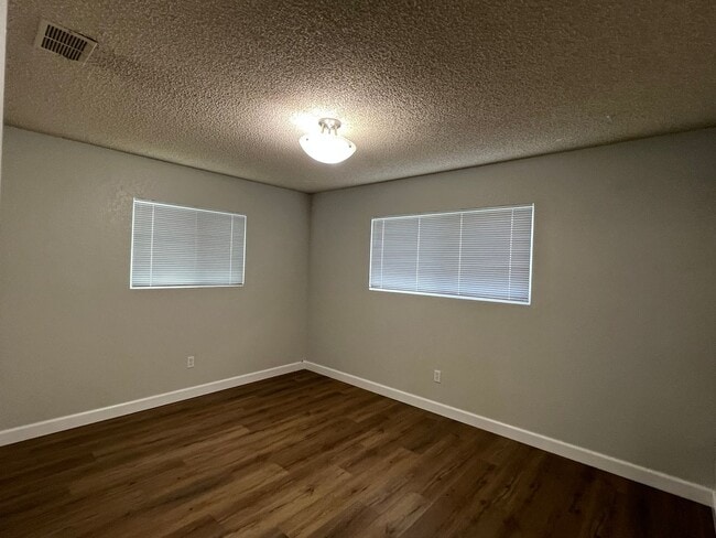 Building Photo - 470 Java St