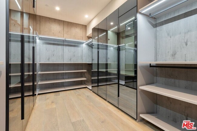 Building Photo - 6361 Drexel Ave