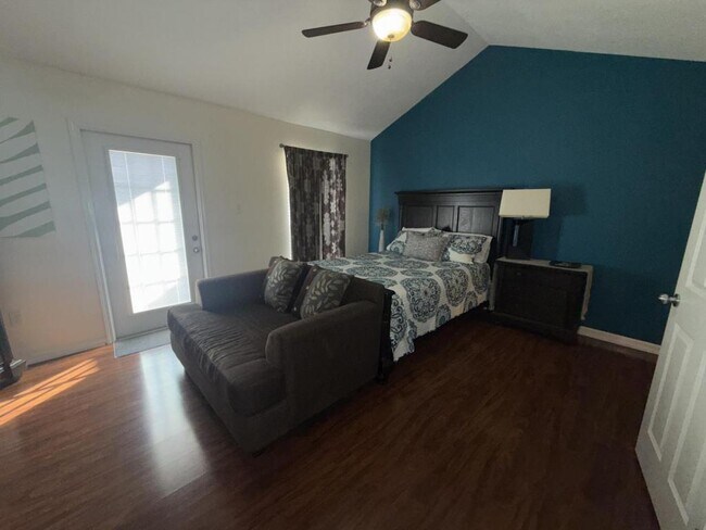 Building Photo - 1131 Century Oaks Dr