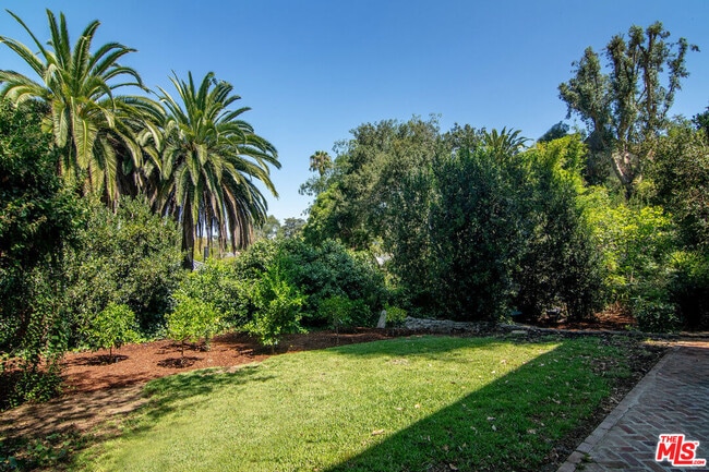 Building Photo - 3475 N Knoll Dr