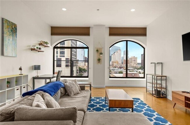 Building Photo - 507 Sabine St