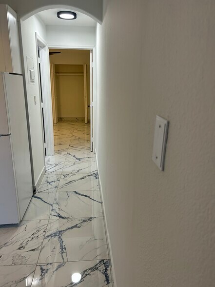 Building Photo - 1082 W 71st St