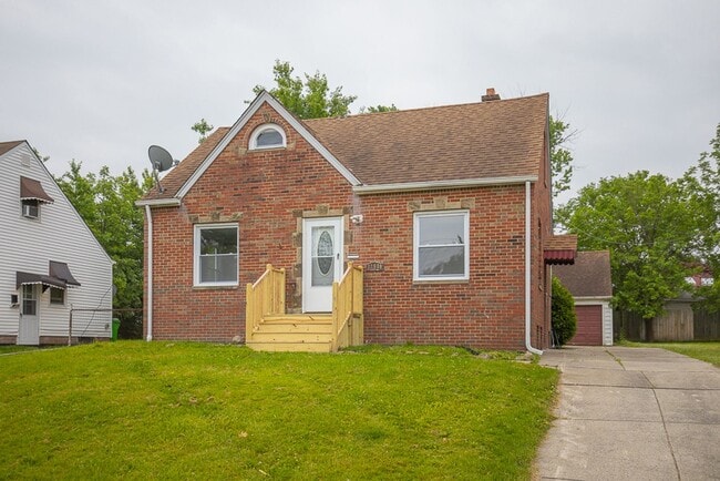Building Photo - 3 Bedroom/1 Bath Single House Euclid!