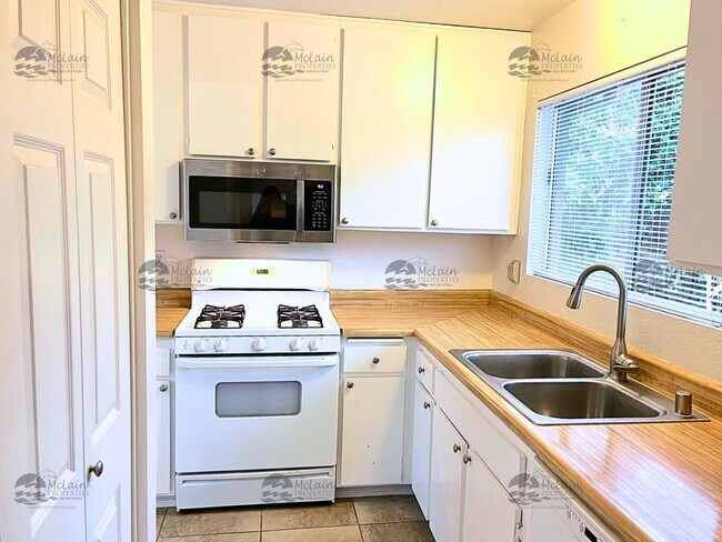 Building Photo - Move In Special $500 First Months Rent / 55 + Community Move-In Ready 2BR/1BA Home in Peacock Hil...