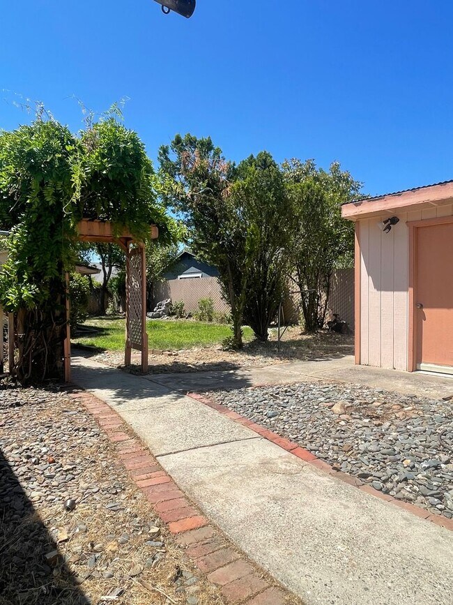 Building Photo - SPACIOUS 3 BED 2 BATH WITH A FAMILY ROOM A...