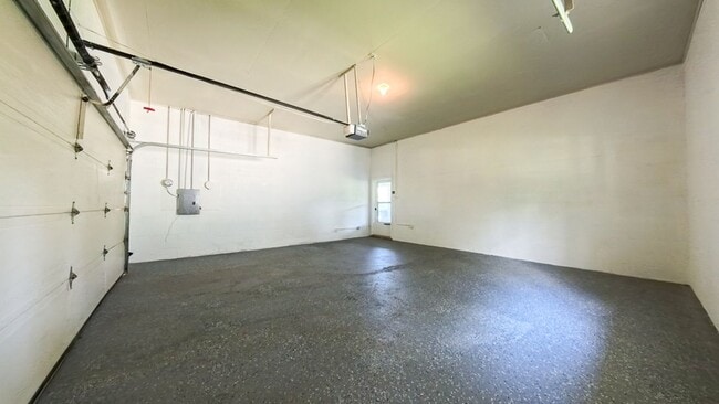 Building Photo - Spacious 3 Bedroom 1.5 Bath Home- Located ...