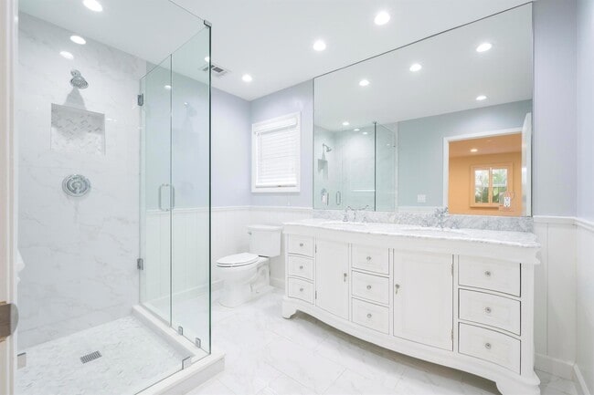 Building Photo - 214 33rd St