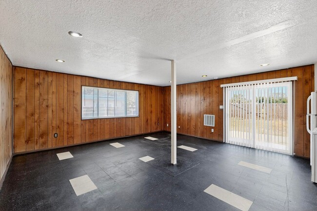 Building Photo - NE House 3/bd 1.75/ba 1/cg