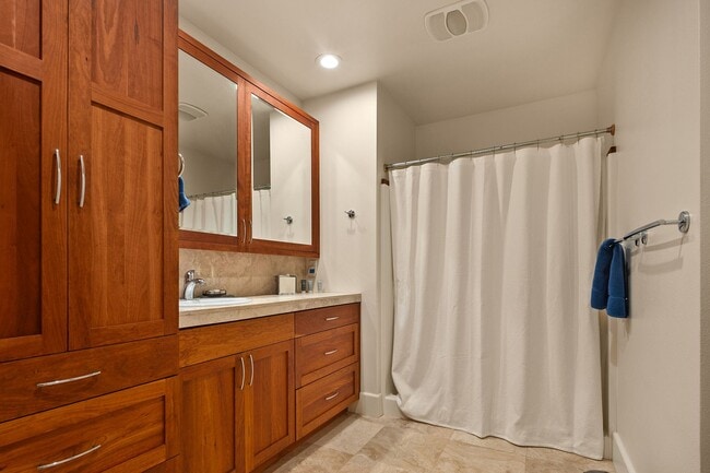 Building Photo - Exquisite Kirkland Estate - Lake Front Views