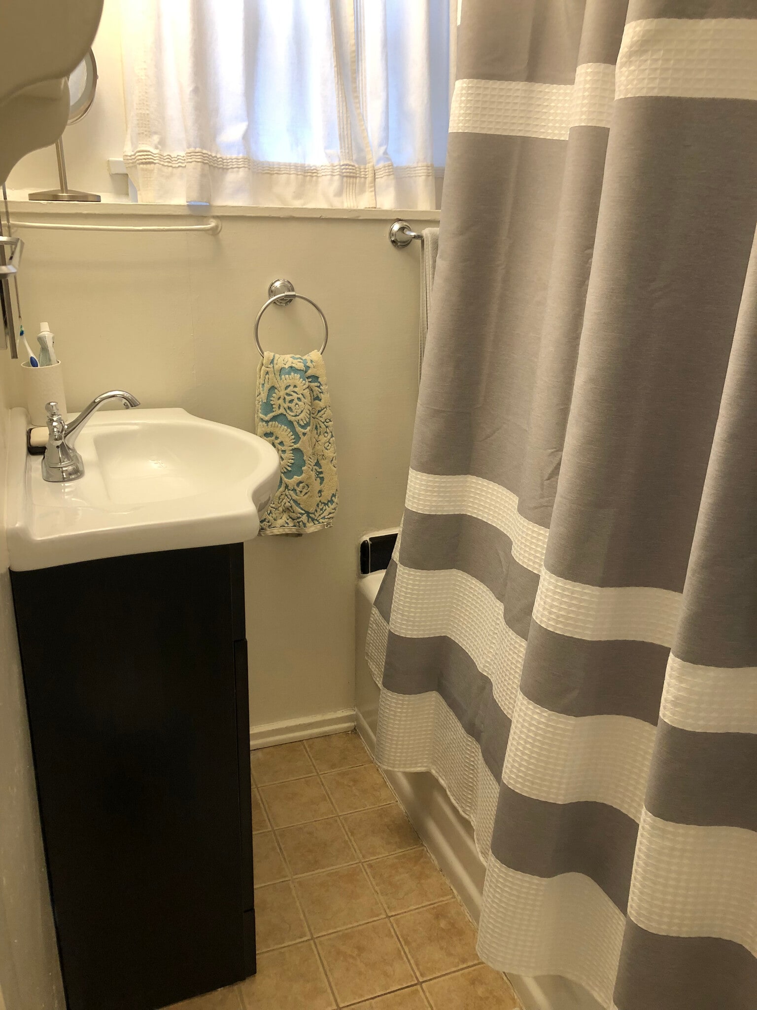 Bathroom with large tub/shower. - 315 4th St