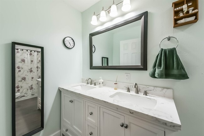 Building Photo - 1102 W Hart Ave