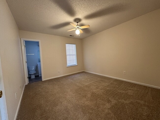 Building Photo - 105 Live Oak Ct