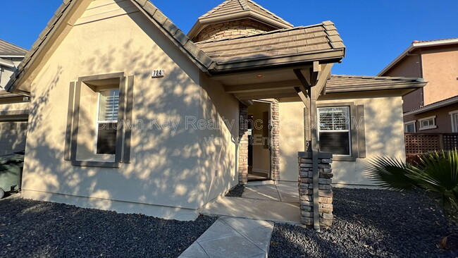 Building Photo - 724 Shelli St