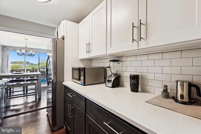 Building Photo - 10201 Grosvenor Pl