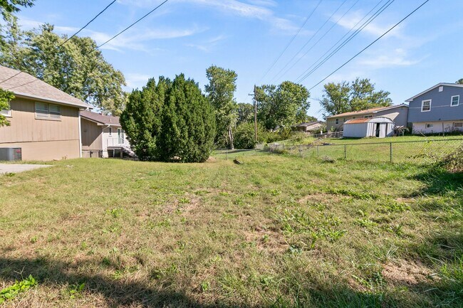 Building Photo - Stylish 3-Bed, 2-Bath Renovated Home with Granite Counters, 2-Car Garage & Large Fenced Yard in O...