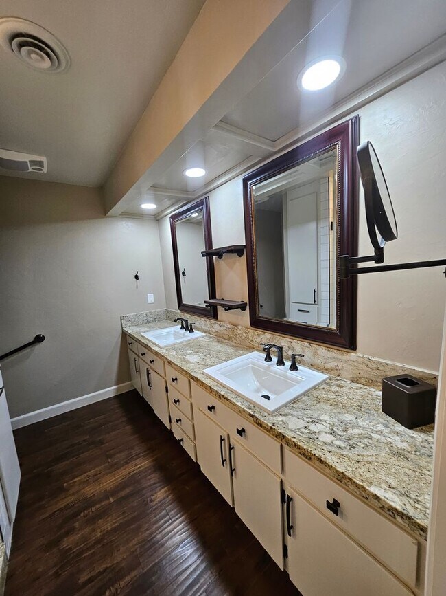 Building Photo - Stylish 2-Bed, 2-Bath Home with Generous Den in The Meadows