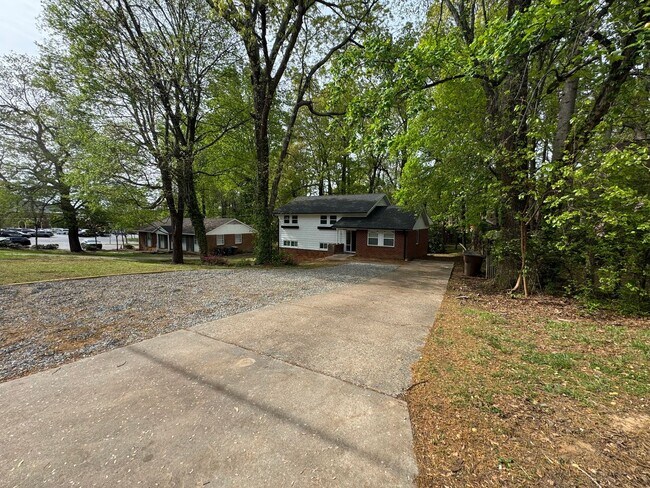 Building Photo - $2,195/month | 4 Bed | 2.5 Bath | 2,046 Sq Ft